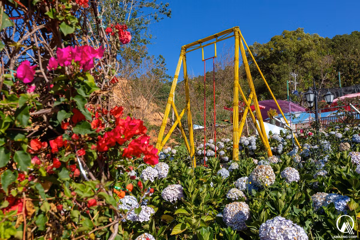 Như tài khoản facebook có tên N.P nhận xét:” Buồn cho một nơi thiên nhiên đẹp lại bị thay thế bằng kiểu trang trí loè loẹt xấu quá.”