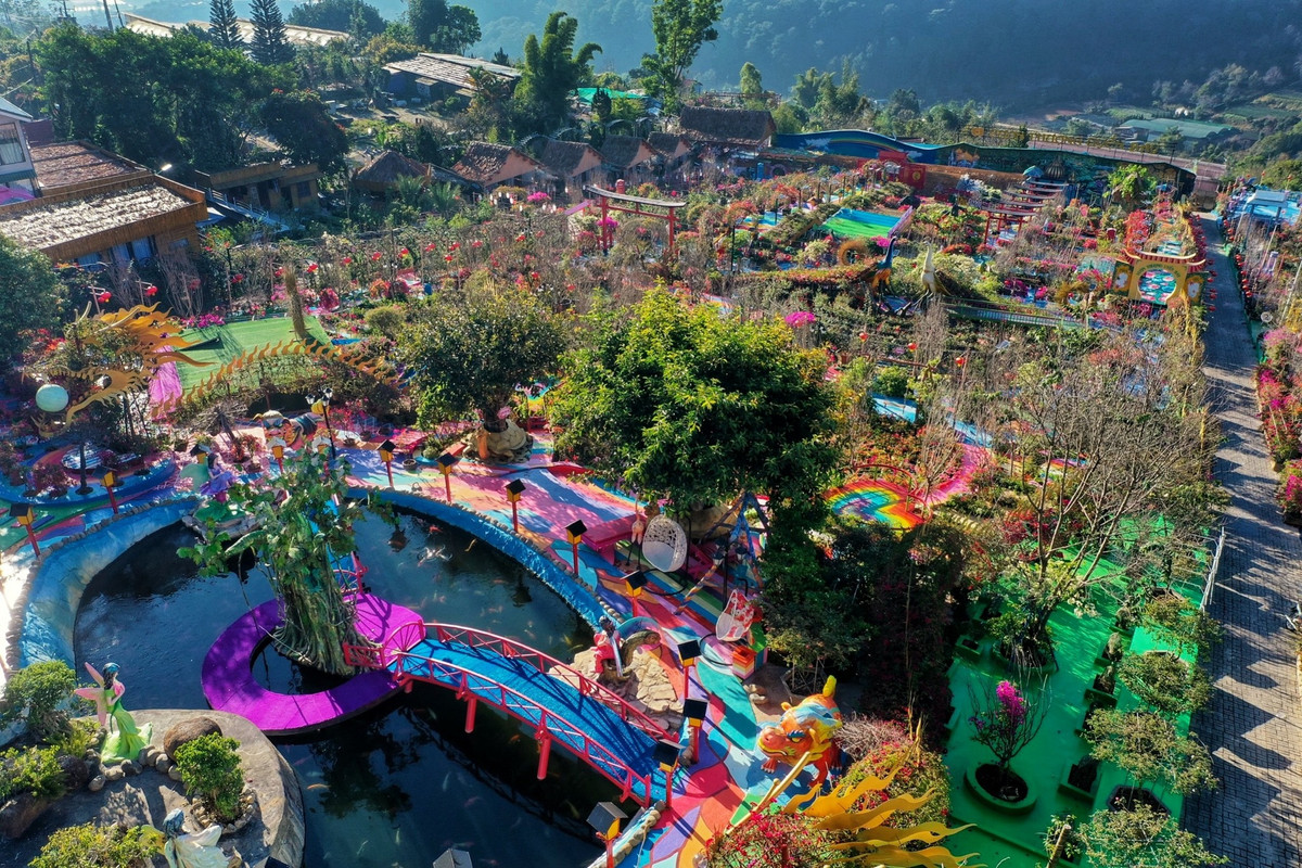 Mới đây trên mạng xã hội, phần lớn ý kiến cho rằng khu du lịch Đà Lạt - Vườn Thượng Uyển Bay quá màu mè sến súa, không phù hợp với cảnh quan cũng như làm mất đi vẻ bình dị, lãng mạn vốn được yêu thích.