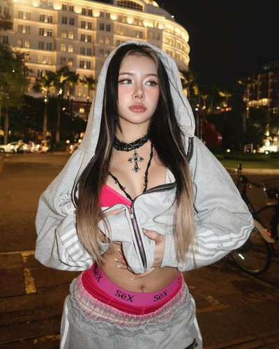 Trong khoảng 3 năm hoạt động với vai trò ca sĩ thần tượng, Xuân Ca không có nhiều cơ hội thể hiện bản thân nên cô nàng đã chuyển đổi hướng hoạt động.