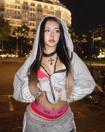 Trong khoảng 3 năm hoạt động với vai trò ca sĩ thần tượng, Xuân Ca không có nhiều cơ hội thể hiện bản thân nên cô nàng đã chuyển đổi hướng hoạt động.