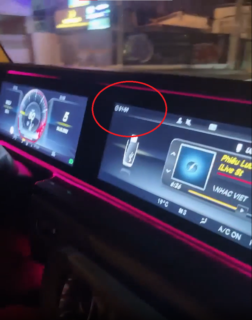 Chuyện là khoảng 1h58' đêm, nữ đại gia Đoàn Di Băng bật dậy đòi đi dạo. Đang trong tình trạng buồn ngủ nhưng doanh nhân Quốc Vũ vẫn vui vẻ lái xe chở vợ ra đường để hóng gió. Thời điểm rạng sáng, đường đã không còn bóng người, cả hai vẫn thoải mái cười đùa cùng nhau.