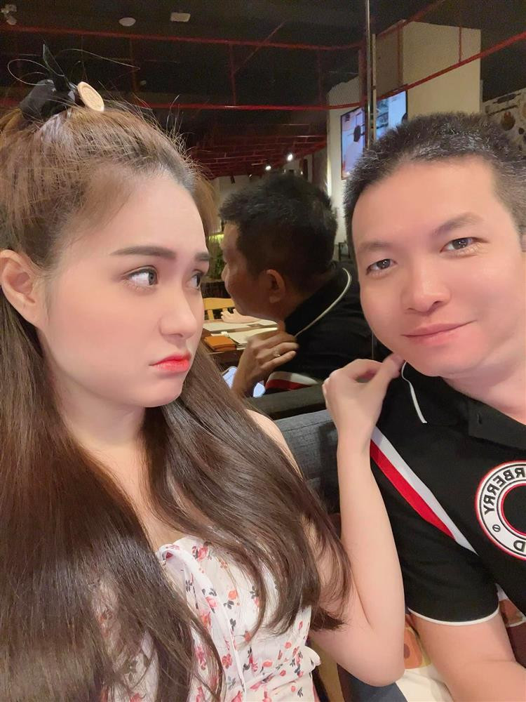 Không chỉ chiều, doanh nhân Quốc Vũ còn vô cùng bênh vợ. Khi antifan lao vào công kích Đoàn Di Băng cũng chính vị đại gia quận 7 lên mạng để giải quyết vấn đề.