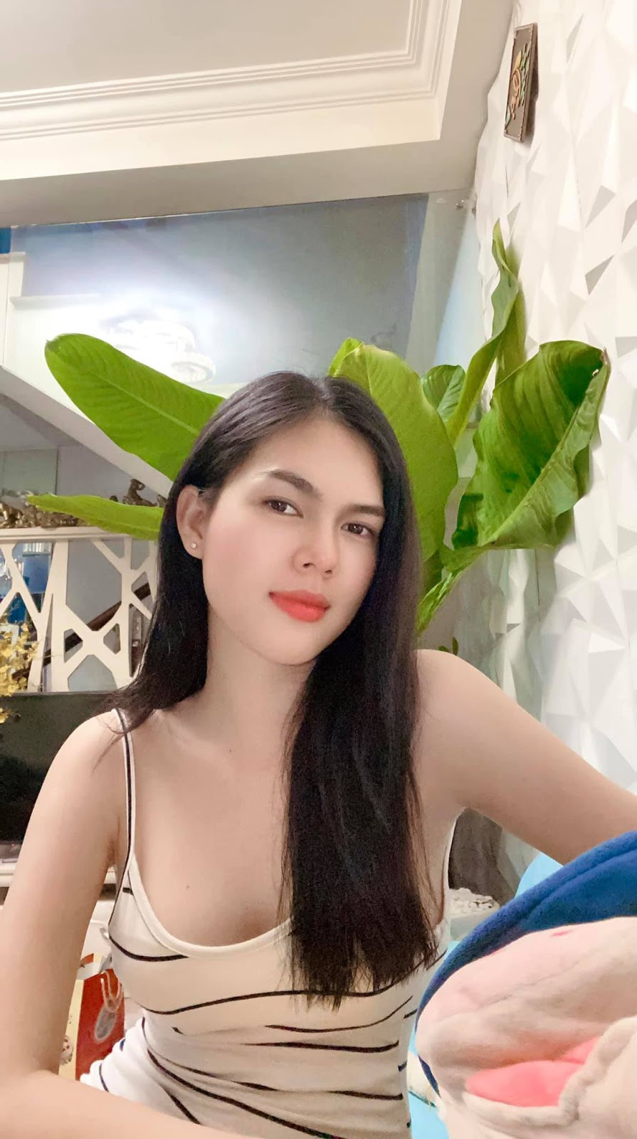 Trước đó, Lê Ngọc Trinh yêu cầu thủ Lê Thành Phong - trung vệ của CLB Sài Gòn. Mối quan hệ trước của cô cũng tan vỡ vì lý do bạn trai lăng nhăng, "bắt cá nhiều tay. Cả hai mối tình này đều khiến giới báo chí tốn không ít giấy mực bởi liên quan đến người thứ ba.