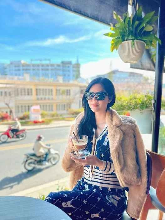 Mới đây, Lê Ngọc Trinh chia sẻ bài hát "Điều cô ấy thích" khiến nhiều người không khỏi tò mò liệu cô đã có mối tình mới? Trước những đồn đoán này, cô giữ im lặng, không tiết lộ thêm về bài đăng này.