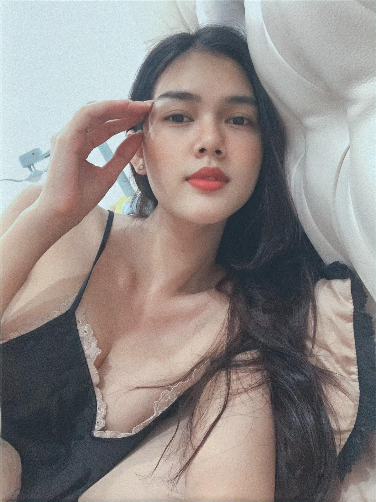 Sau những biến cố đời tư, Ngọc Trinh trở nên kín tiếng. Cô ít khi chia sẻ về bạn trai, chuyện tình cảm mà chỉ tập trung vào công việc nghệ thuật và kinh doanh.