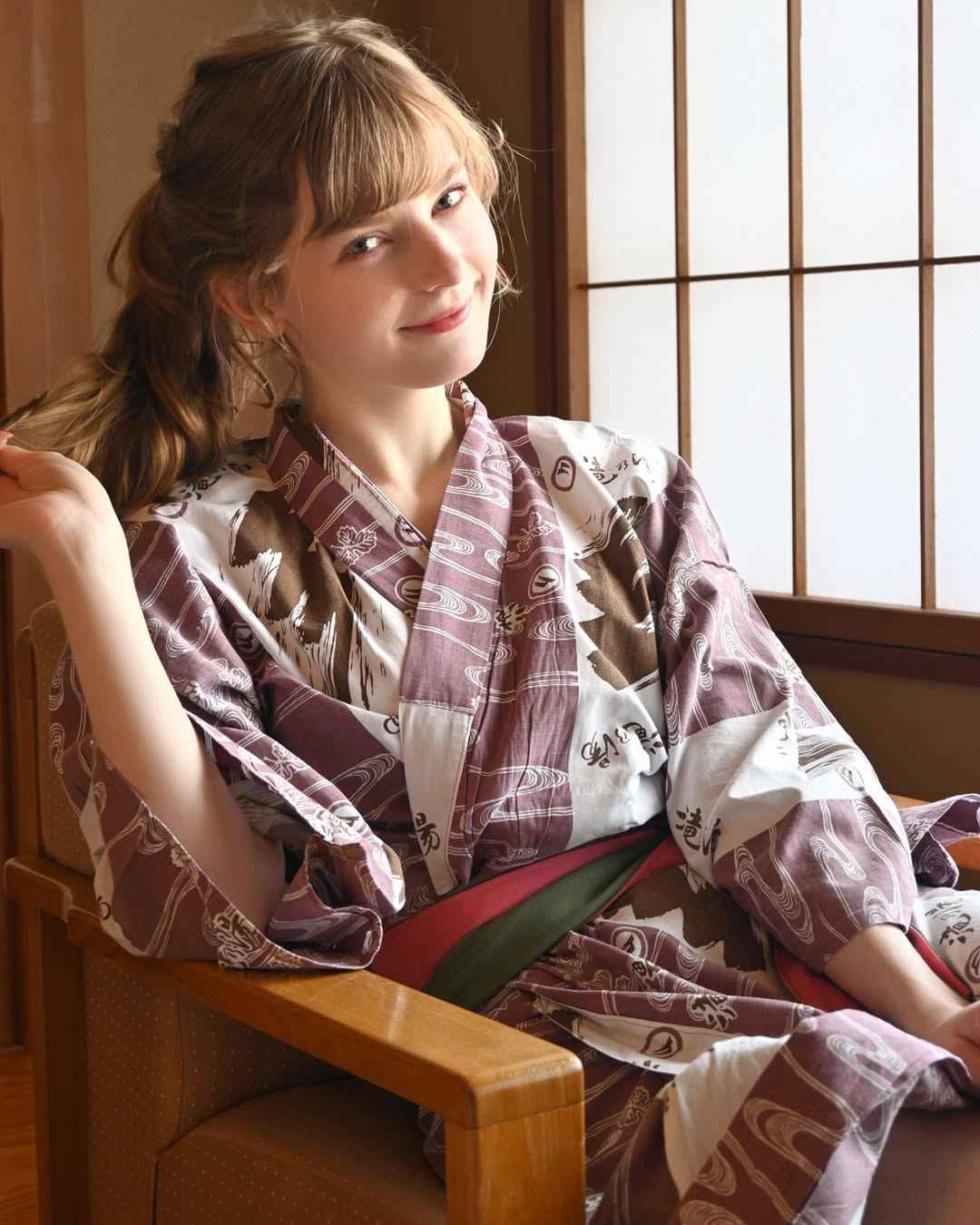 Ella Freya thậm chí còn không cần kinh doanh những bức ảnh "độc quyền" trên các nền tảng khác, như nhiều hot girl hiện tại đang làm.