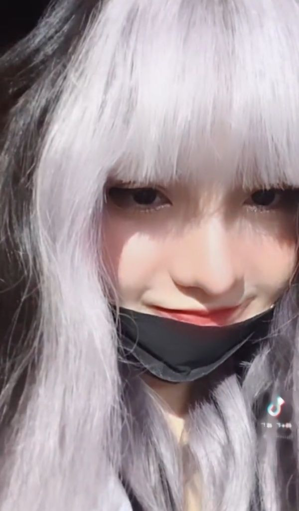 Dạo thời gian trước, Bùi Thảo Ly từng xuất hiện trên sóng truyền hình và nhận về nhiều ý kiến trái chiều xoay quanh các vấn đề về nhan sắc, đặc biệt là chiếc mũi không mấy thon gọn của mình qua ống kính nhà đài.