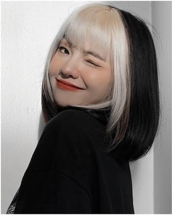 Ngồi tại hàng đầu tiên với những đồng nghiệp nổi bật khác trong nghề, nhan sắc "mới" của cô nàng không những không bị lấn át mà còn có phần nổi trội hơn.