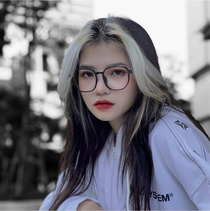 “Tôi không phải Lisa Việt Nam thì tôi nói không phải Lisa Việt Nam. Nhưng tôi là fan và tôi có quyền hướng theo style tôi thích hoặc tôi hợp. Các bạn đừng có nói kiểu không nhận là Lisa Việt Nam mà cố làm giống Lisa." - quá mệt mỏi khi bị so sánh với Lisa, cô nàng đã lên tiếng "cực gắt" trên trang cá nhân.