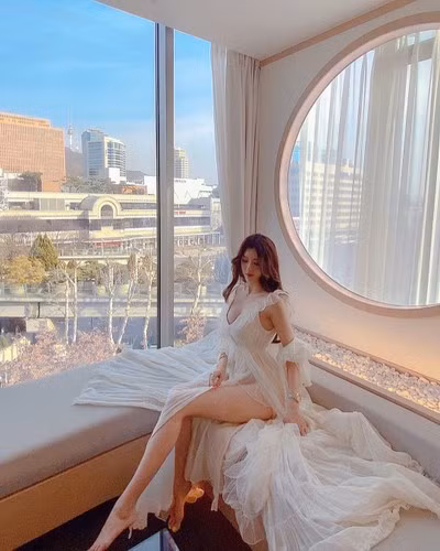 Không chỉ có phong cách thời trang ấn tượng, Yoo Jin gây ấn tượng bởi vẻ ngoài xinh đẹp cùng vóc dáng chuẩn với chiều cao 1m80.