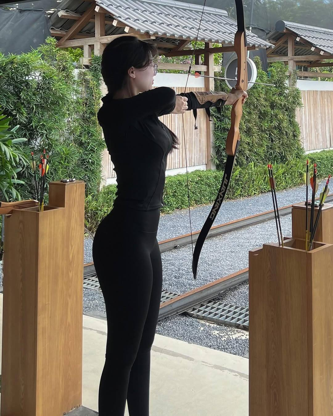 Những bức ảnh bắn cung của Quỳnh Hương nhanh chóng được netizen ấn nút chia sẻ và kèm theo đó là những lời khen có cánh về vóc dáng.