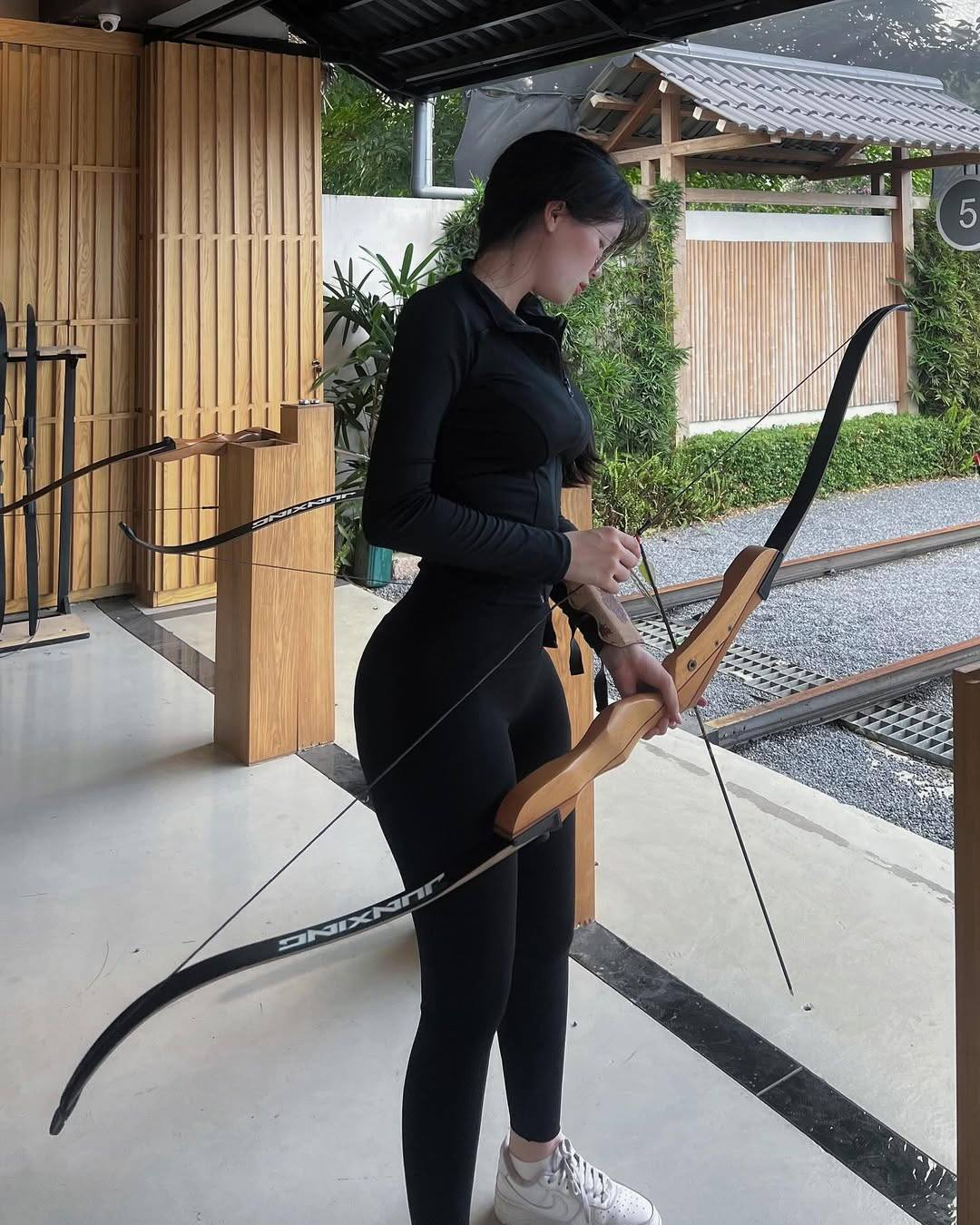 Điển hình như mới đây, chỉ bằng vài bức ảnh khi đang chơi bắn cung, một cô gái đã bỗng chốc trở thành tâm điểm chú ý của netizen.