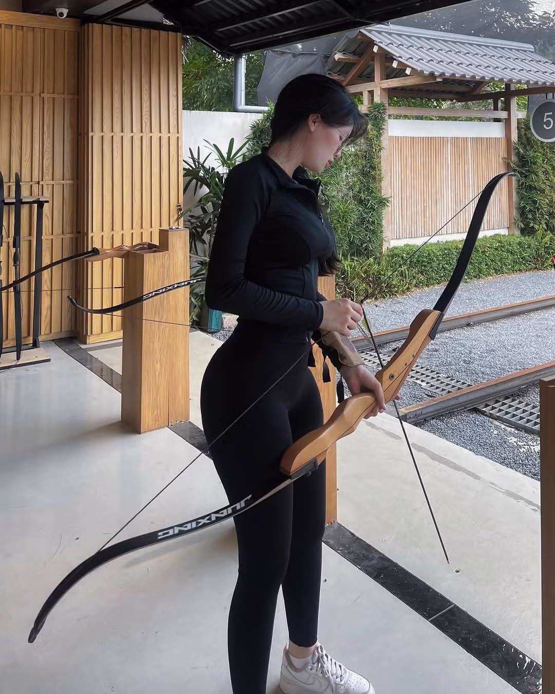 Điển hình như mới đây, chỉ bằng vài bức ảnh khi đang chơi bắn cung, một cô gái đã bỗng chốc trở thành tâm điểm chú ý của netizen.