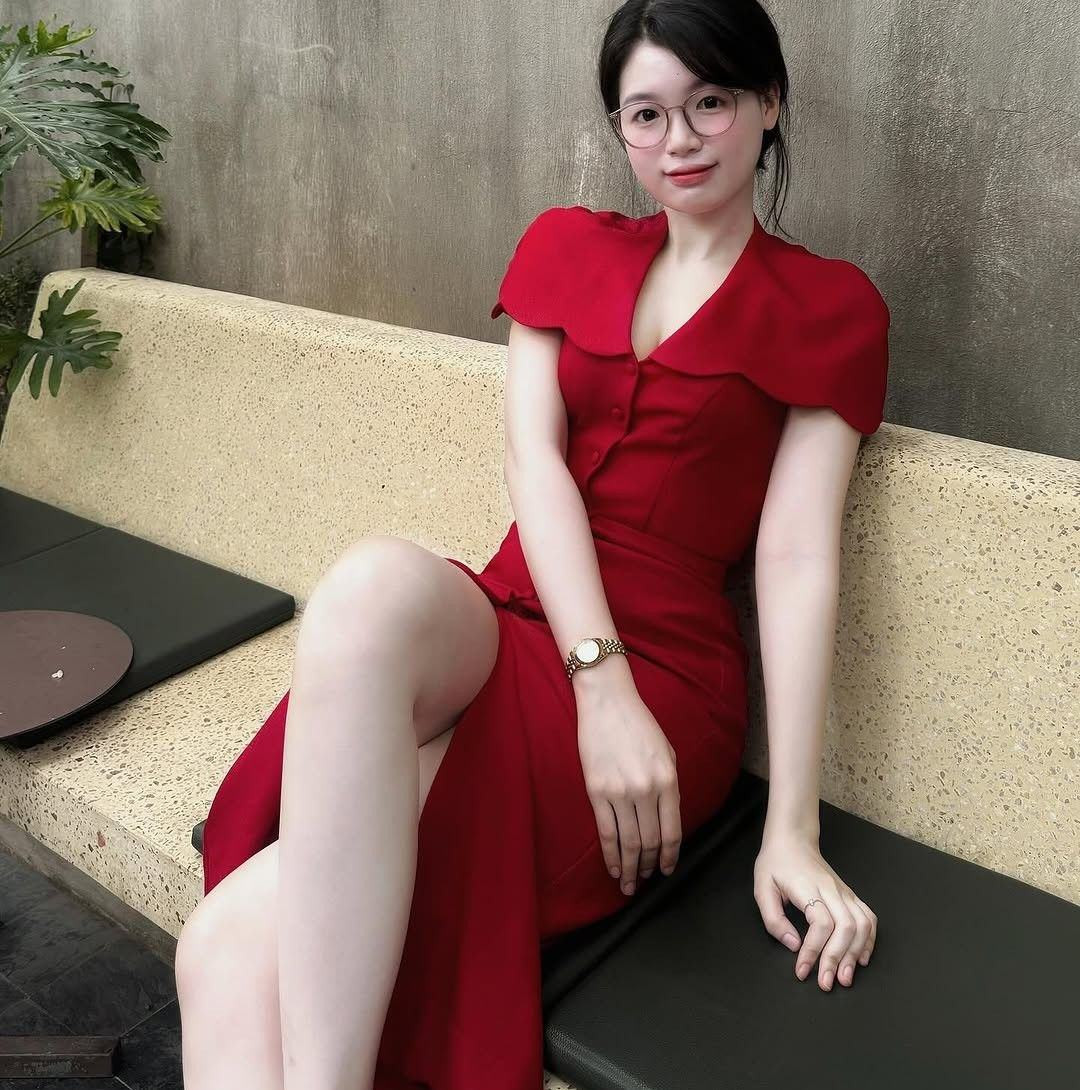 Quỳnh Hương cũng không ngần ngại chia sẻ những số đo vàng của bản thân như cao 1m69, nặng 56 kg. Vòng 1 98.... vòng 3 90.