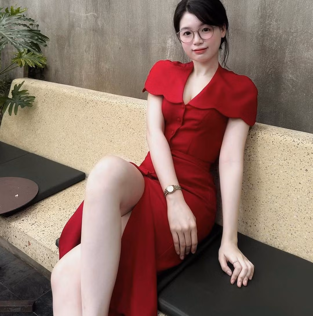 Quỳnh Hương cũng không ngần ngại chia sẻ những số đo vàng của bản thân như cao 1m69, nặng 56 kg. Vòng 1 98.... vòng 3 90.