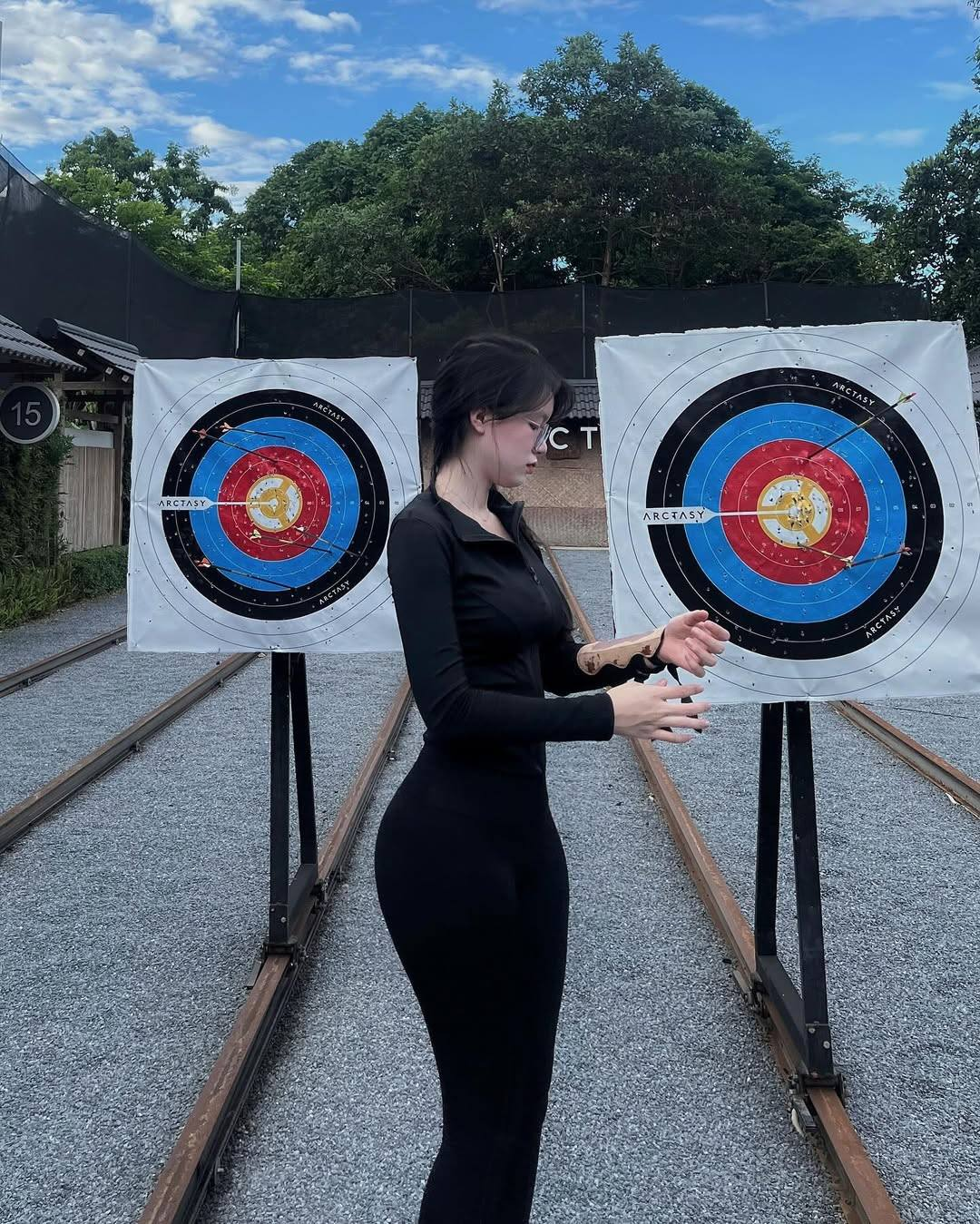 Theo đó, cô nàng này có tên Phạm Quỳnh Hương đến từ Buôn Ma Thuột. Cô bạn còn để trên dòng giới thiệu đã từng theo học tại Đại học Y Hà Nội.