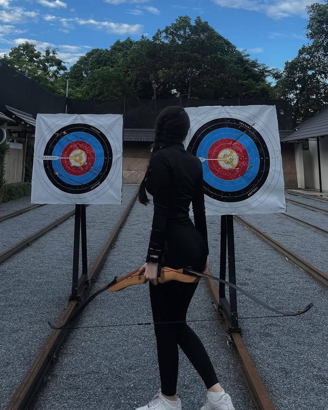 Ngay sau khi những bức ảnh trên được chia sẻ trên các fanpage, nhiều dân mạng đã cất công đi tìm danh tính của hot girl bắn cung trên.