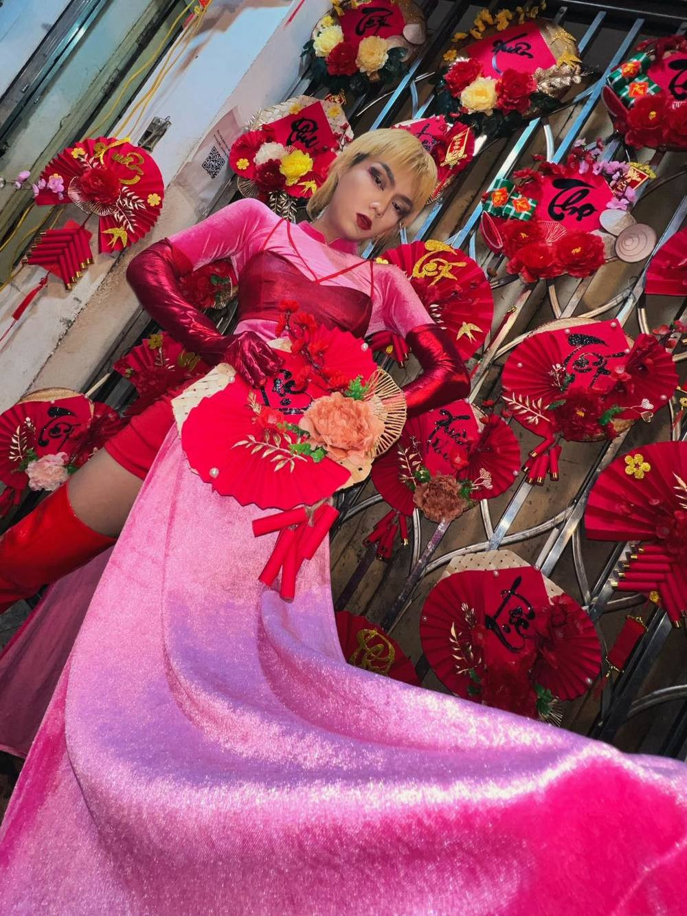 Đáng chú ý như trong lần xuất hiện tại sự kiện tuần lễ thời trang Vietnam International Fashion Week 2022. Với công thức "quái dị" và "lạ lùng", những bộ cánh mà Phạm Thoại diện đều mang đến hiệu ứng truyền thông cực lớn.