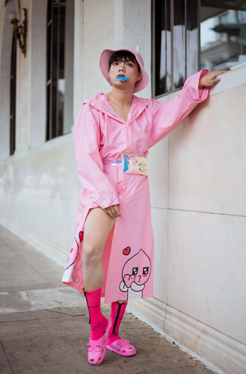 Đáp trả lại hàng loạt ý kiến chỉ trích, Phạm Thoại lên tiếng phản bác: "Thực ra từ trước đến nay mọi người vẫn soi mói mình mà. Bản thân mình mặc cái gì thì mọi người vẫn cứ soi. Thế nên rằng là mình thích thì mình mặc thôi, đẹp thì mặc, tự tin thì mặc. Còn ai cẳm thấy xấu, cảm thấy không tự tin thì về nhà đắp chăn mà ngủ"