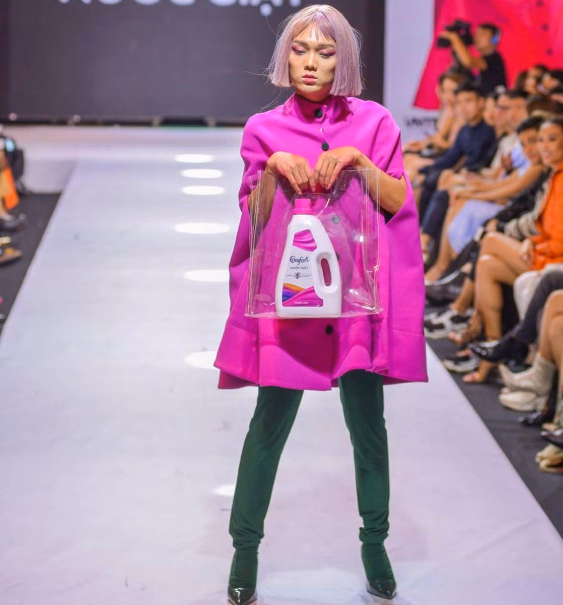 Dẫu vậy, Phạm Thoại cũng làm dấy lên các luồng ý kiến tranh cãi về giá trị của thời trang hay chiêu trò thu hút sự chú ý.