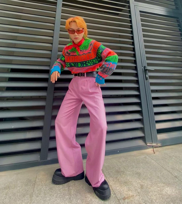 Phạm Thoại chính là người đã làm bùng nổ lại việc nam giới mặc váy, khiến cho cộng đồng xôn xao với phong cách mặc nhiều lớp hay phối nhiều màu.