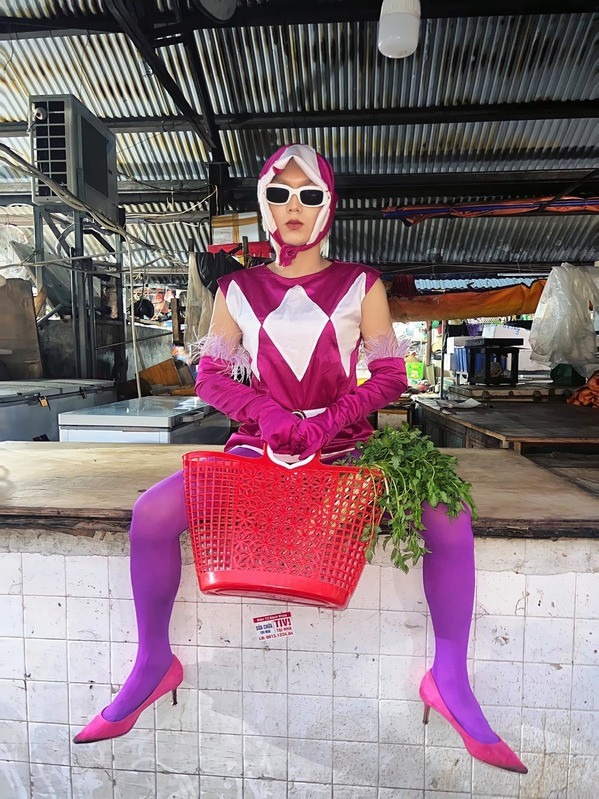 Trong đó đáng chú ý là những lần xuất hiện Phạm Thoại cũng mang đến phong cách ăn mặc "chẳng giống ai".