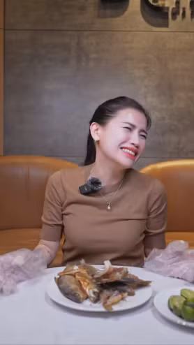 Mang ra đĩa có 4 con cá muối, Võ Hà Linh chia sẻ ngay từ phần đầu video: “Trời ơi cả nhóm của mình các bạn ấy đang đứng ở ngoài bịt mũi. Mùi giống cá khô của Việt Nam nhưng hơi tanh tanh một xíu".