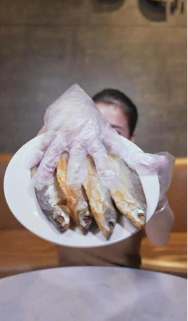 Mới đây nhất, sau tuyên bố dừng review quán ăn, Võ Hà Linh trở lại với việc review món ăn vào tối ngày 4/11. Cô chọn món cá muối nổi tiếng của Nga để thưởng thức nhưng lại gây tranh cãi vì liên tục có những biểu cảm chê bai.