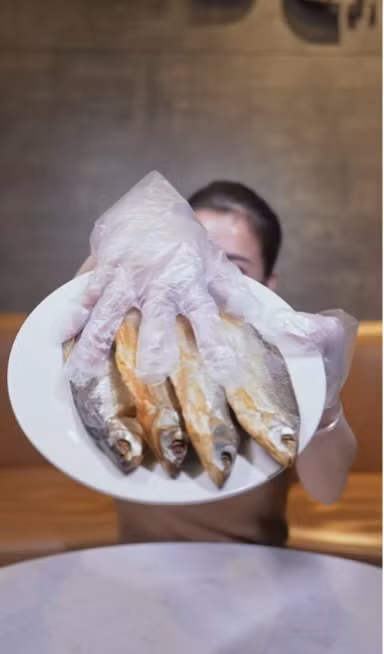 Mới đây nhất, sau tuyên bố dừng review quán ăn, Võ Hà Linh trở lại với việc review món ăn vào tối ngày 4/11. Cô chọn món cá muối nổi tiếng của Nga để thưởng thức nhưng lại gây tranh cãi vì liên tục có những biểu cảm chê bai.