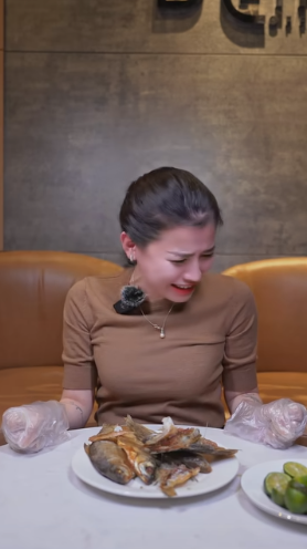 Tiếp đó, Võ Hà Linh cầm cá lên xé ăn thử, vừa ăn vừa tròn mắt ngạc nhiên khi thấy bên trong cá vẫn còn nguyên phần ruột. Khi ăn thử, cô la thất thanh vì quá tanh.