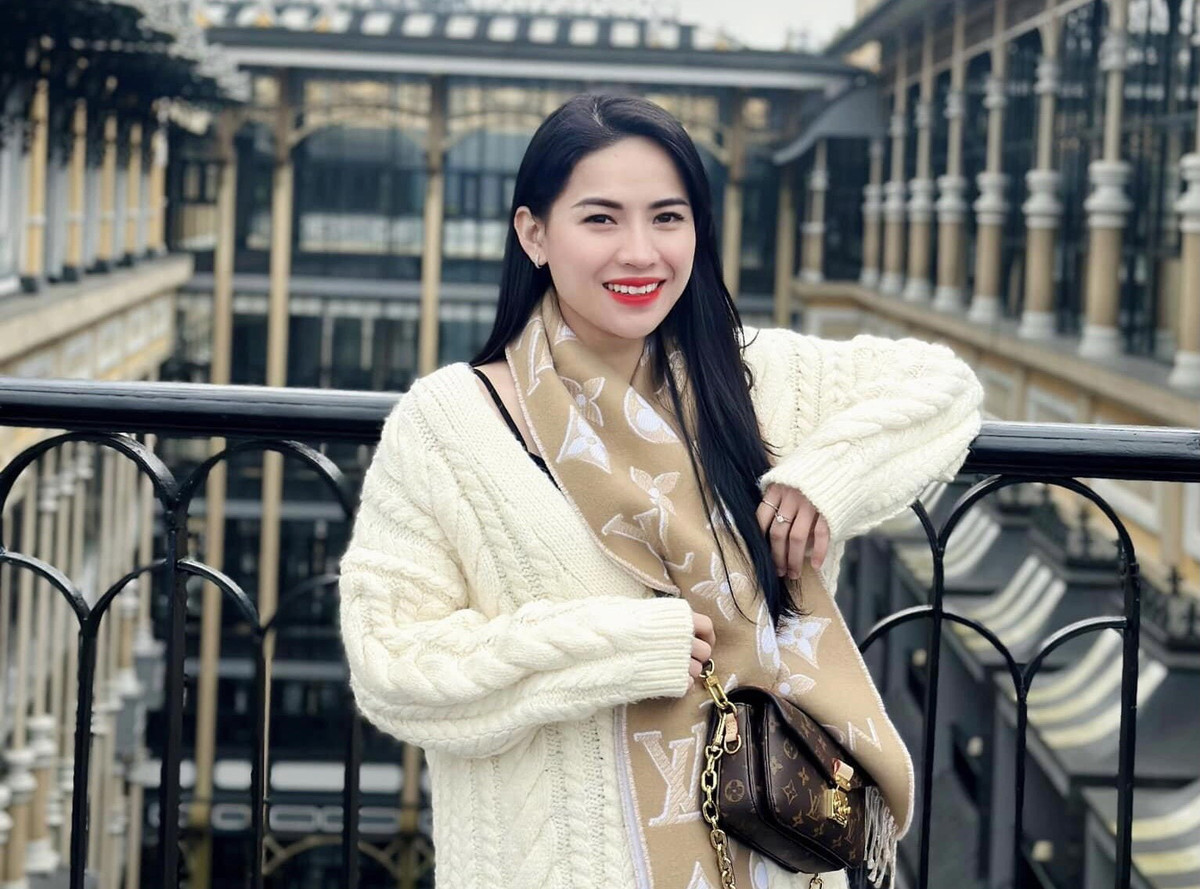 Ngay dưới video, hàng nghìn bình luận gửi đến “chiến thần review”, bày tỏ thái độ không đồng tình với cách Võ Hà Linh nhận xét về món ăn đặc sản của nước Nga. Nhiều bình luận cho rằng cô không biết cách thưởng thức món ăn này và cách pha nước chấm cũng chưa đúng.