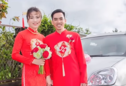 Dưới dòng bình luận của clip cô dâu về nhà chồng nhưng vẫn tranh thủ chạy KPI, nhiều người bày tỏ sự ngưỡng mộ. Bên cạnh đó cũng không ít người lo ngại bởi việc dùng máy tính trên ô tô sẽ dễ dẫn đến việc say xe.