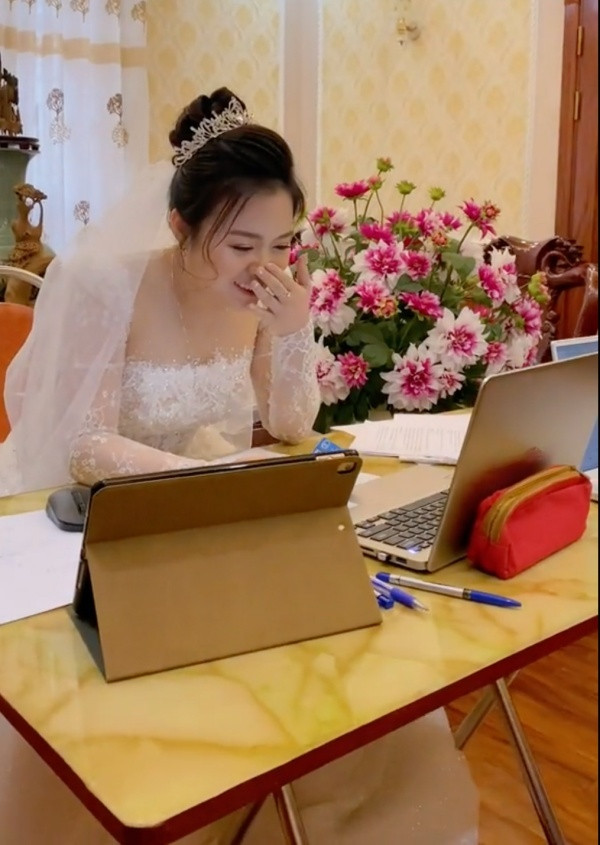 Cô dâu cho biết hiện mình đang theo học ngành Quản trị Kinh doanh Quốc tế. Thời điểm khoác trên người bộ váy cưới xinh đẹp và ngồi tại phòng chờ trong lúc đợi chú rể qua đón, cô vẫn không quên mở máy tính thi hết môn bằng hình thức trực tuyến.