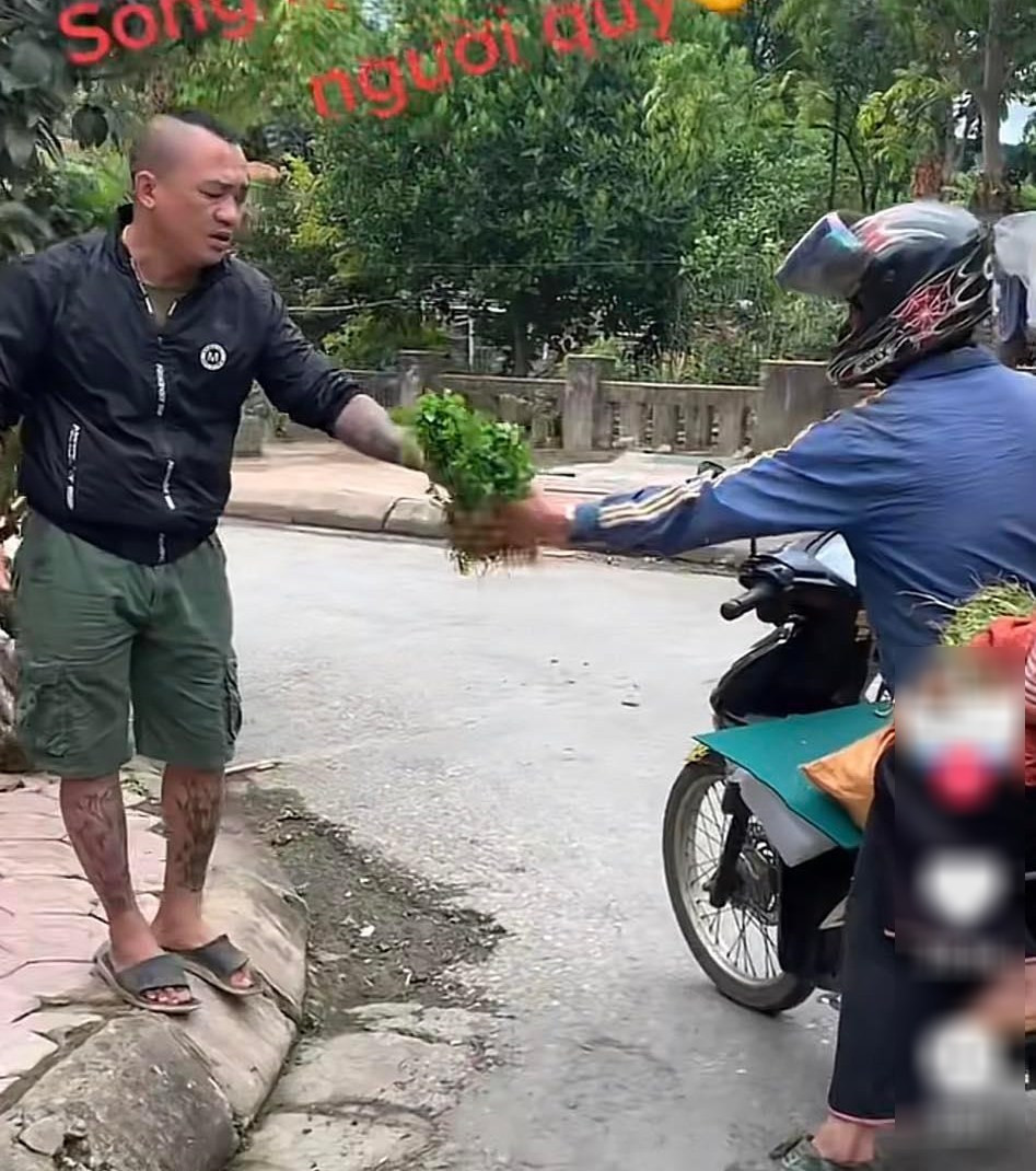 Thậm chí có những người dù không dư dả vẫn sẵn lòng tặng cho người đàn ông có vẻ ngoại bặm trợn này những bó rau rừng, thịt lợn... Tuy món quà ấy không có giá trị nhiều nhưng cũng đã thể hiện được sự yêu mến mà họ dành cho anh.