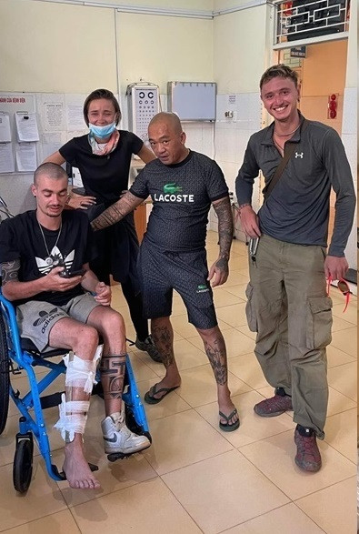 Vừa qua, dân mạng không ngừng truyền tay nhau câu chuyện về một người đàn ông đầy hình xăm đầy mình giúp đỡ bệnh viện phiên dịch cho bệnh nhân ngoại quốc.