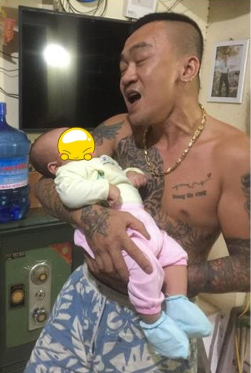 Để ru con ngủ, anh Bảo còn sẵn sàng học những bài đồng dao. Sau đó vận dụng hết "tài năng karaoke" của mình để giúp con vào giấc nhanh hơn.