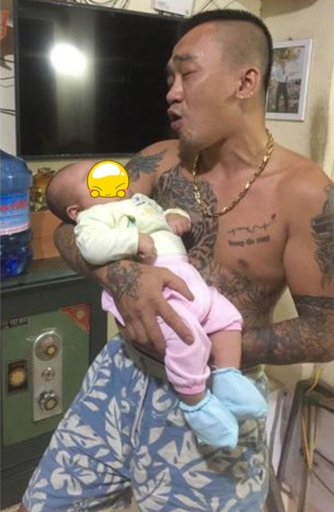 Mỗi khi mệt quá, ông bố xăm trổ này lại chế thêm lời bài hát khác vào, ví như: "Con khóc từ từ thôi bố chưa quen" hay "Con ngủ nhanh cho bố đêm dậy còn đón hàng".