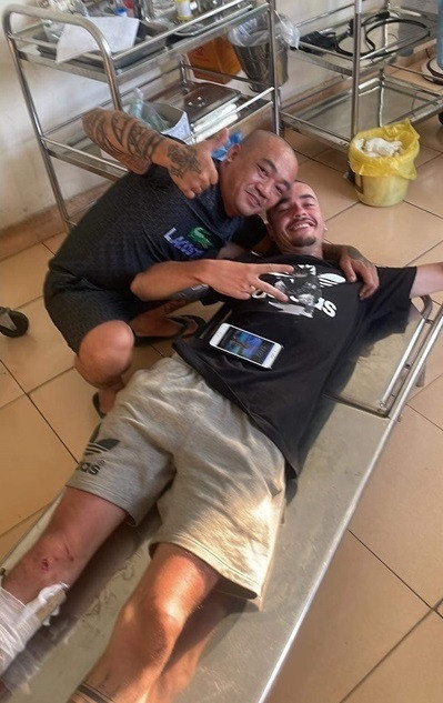 Đáng nói, người đàn ông xăm trổ trên còn không ngần ngại hỗ trợ cơm, bánh trái, sạc điện thoại... cho du khách nước ngoài đó. Hành động của anh đã nhận lại được rất nhiều lời khen ngợi.