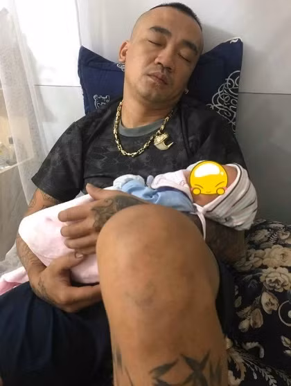 Thực tế, từ 4 năm trước, anh Bảo đã được nhiều người biết đến nhờ màn ru con độc đáo của mình. Dù lần đầu làm bố nhưng anh vẫn rất nhiệt tình thay vợ chăm con, phụ việc nhà.