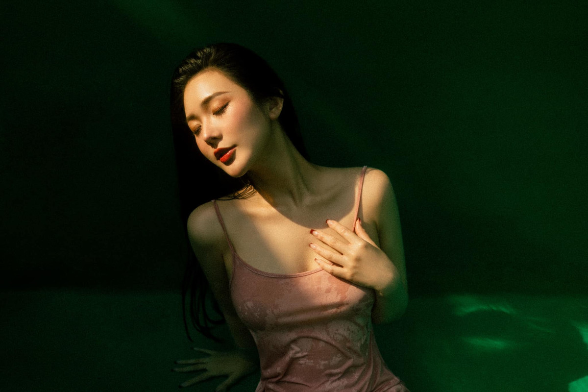 Mới đây, Huyền Trân đăng tải bộ ảnh chụp hình dưới nước, khoe khéo vóc dáng gợi cảm, thu hút lượng tương tác cao trên MXH.