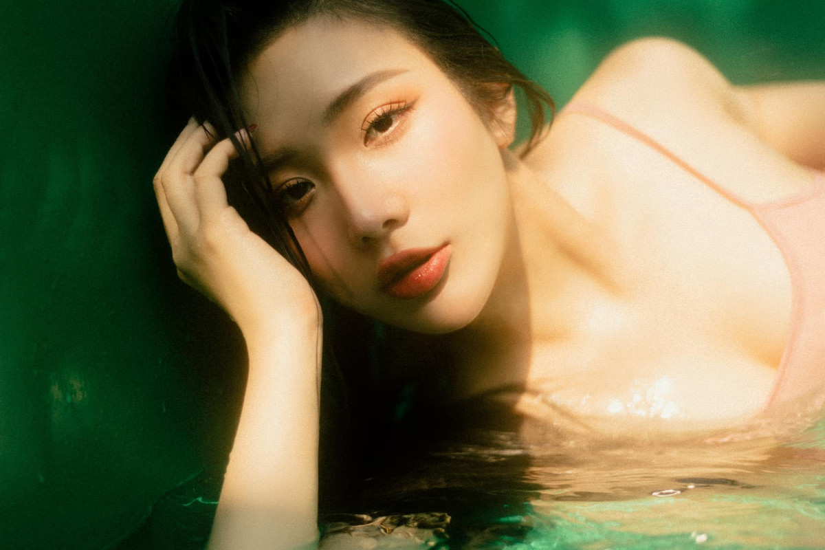 Huyền Trân ưa chuộng các thiết kế khoe lưng ong nõn nà.