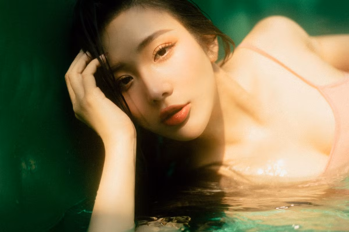 Huyền Trân ưa chuộng các thiết kế khoe lưng ong nõn nà.