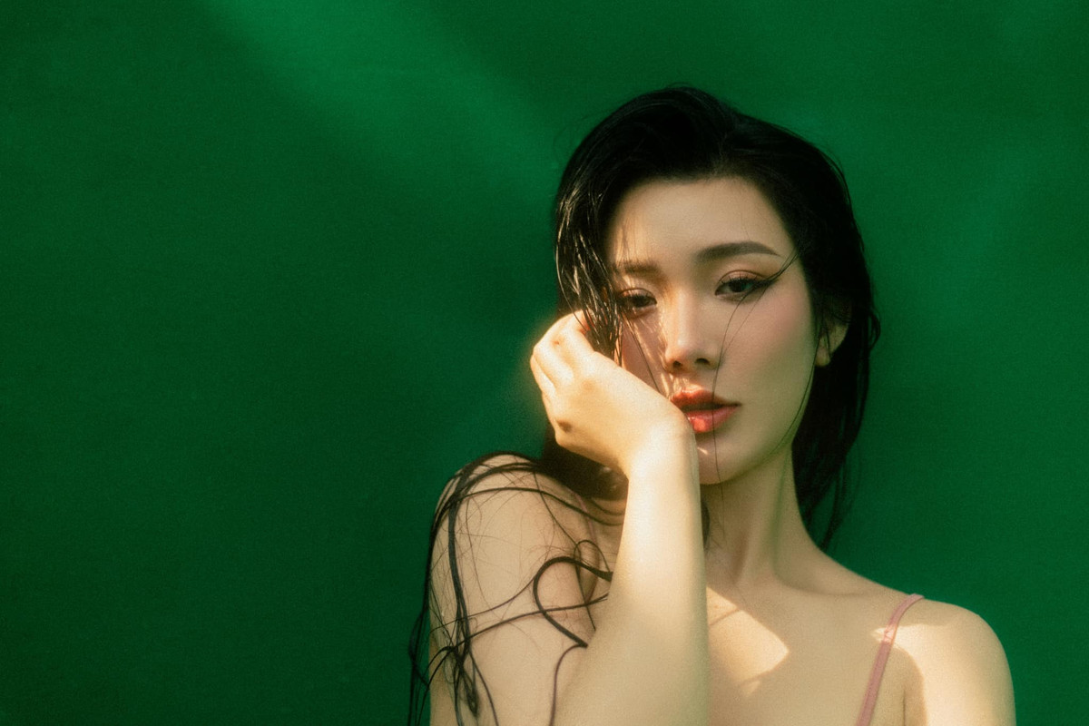 Trong đó, nổi bật nhất phải kể đến mốt mặc "không phòng hộ" với những chiếc váy khoét sâu, tôn thềm ngực đầy đặn.