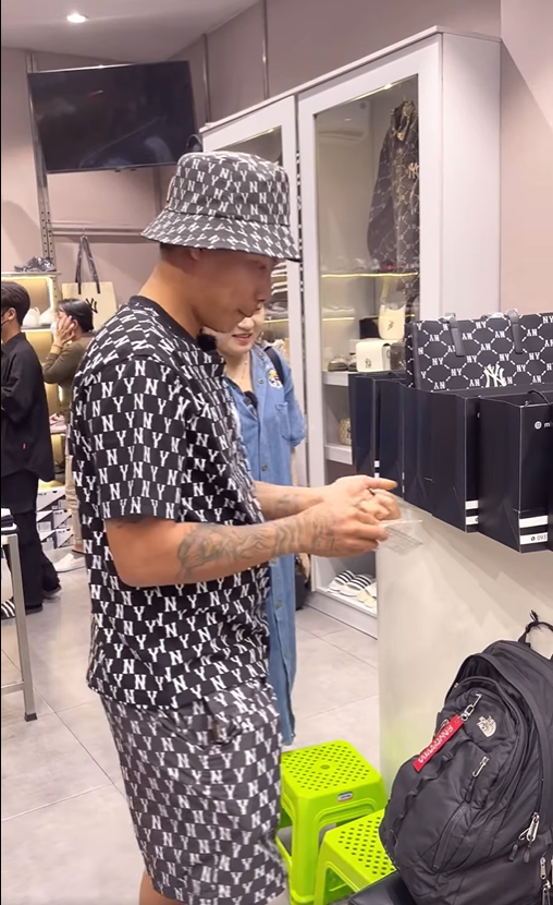 Bước vào cửa hàng đồ hiệu, Lộc Fuho đã khiến mọi người phải trầm trồ khi “chốt” một câu “xanh rờn”, giống hệt tổng tài trong phim Hàn Quốc: “Bây giờ em thích cái nào em lấy cái đó đi”.