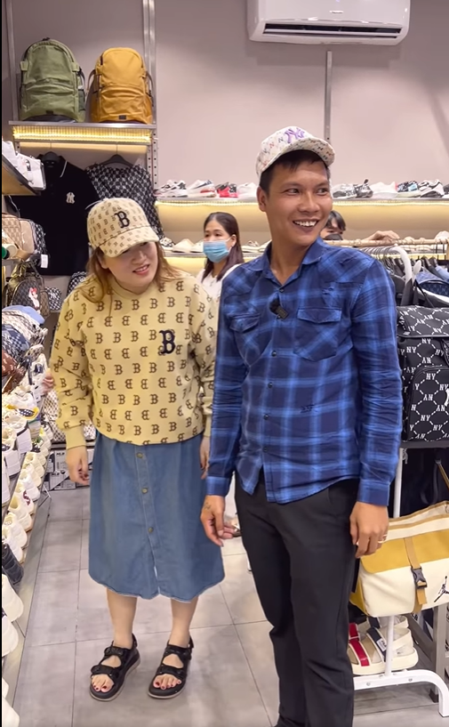 Tuy nhiên, vì đeo đôi dép tổ ong giản dị nên Lộc Fuho cũng gặp chút khó khăn trong việc ra vào những nơi sang trọng. Vì vậy, anh chàng đã phải thay một đôi giày để phù hợp với không gian ở đó hơn.