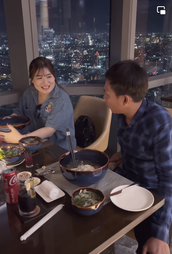 Mở đầu video, anh chàng Youtuber chia sẻ rất chân thật rằng muốn dẫn vợ đi mua sắm và ăn tô phở gần 1 triệu đồng xem cảm giác như thế nào. Bởi anh thấy trên mạng mọi người khoe được thưởng thức những điều xa xỉ này rất nhiều nhưng bản thân và vợ thì chưa từng thử qua.