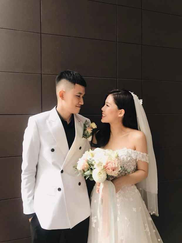 “Mình lưu tên anh trong điện thoại bằng tên một cô bạn gái. Lúc đấy khó khăn nhiều nhưng lại nghĩ khi cả hai đứa có chung bí mật với nhau thì lại càng làm mối quan hệ gắn bó hơn. Cảm giác kiểu có chuyện chỉ hai người biết, hai người hiểu. Yêu lâu lâu rồi thì không giấu được nữa, dần dần hai gia đình đã chấp nhận tình yêu này. Cái kết là đến năm thứ 4, bố lại còn giục cưới luôn nữa”... Lacci chia sẻ.