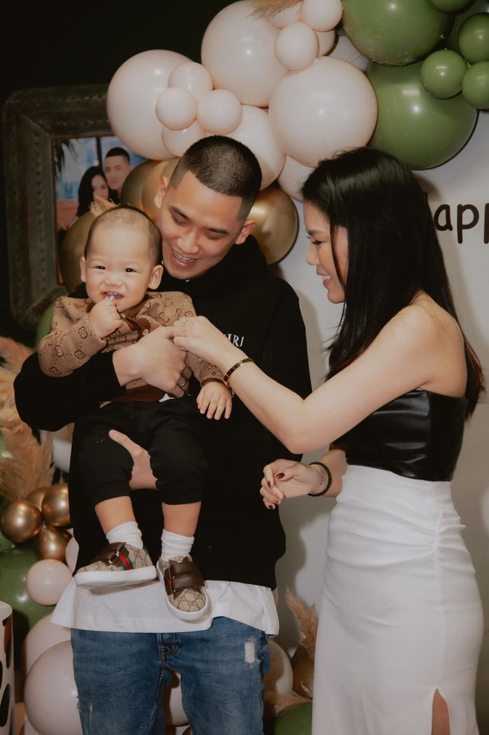 Tình trạng yêu "lén lút" kéo dài tới 2-3 năm. Thậm chí ngay cả tên trong danh bạ điện thoại Lacci cũng phải lưu tên Trox thành tên con gái để không bị bố mẹ phát hiện.