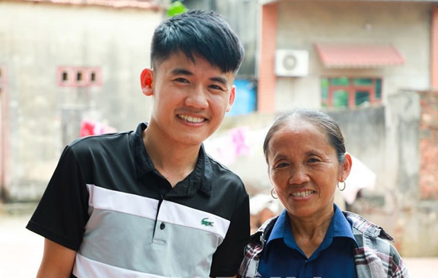 Việc Hưng Vlog tậu xế xịn trong thời điểm dịch bệnh đang diễn biến phức tạp khiến nhiều người nhận định có vẻ như nguồn thu nhập của anh vẫn rất ổn định thời gian qua.