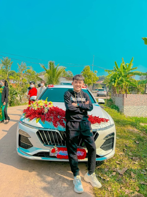 Hưng Vlog cùng người bạn của mình đã bị bà Tân rượt đuổi một phen khi biết giá trị thật của chiếc xe. Mặc dù đã có hơn 3 video làm về chủ đề “Thử lòng mẹ bằng xe sang” nhưng clip nào của anh cũng thu về hàng triệu lượt xem, cùng nhiều bình luận thích thú.